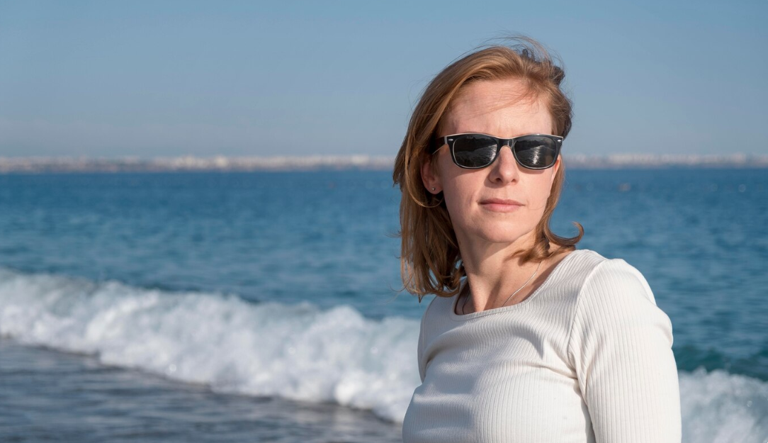 medium-shot-woman-wearing-sunglasses