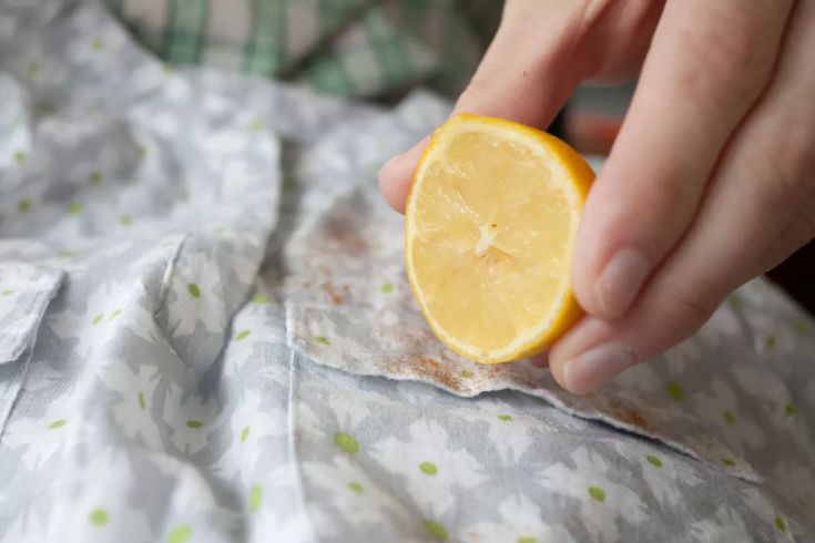 Lemon to remove odors from clothes