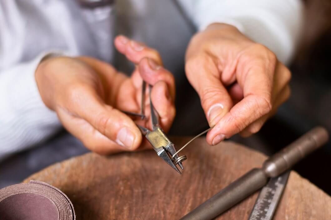 Close-up tools for cutting wire
How to Make Wire Jewelry Rings
