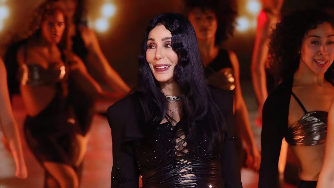 Cher 70s Outfits: Vintage Vibes and Bold Style You’ll Love - Toptrends